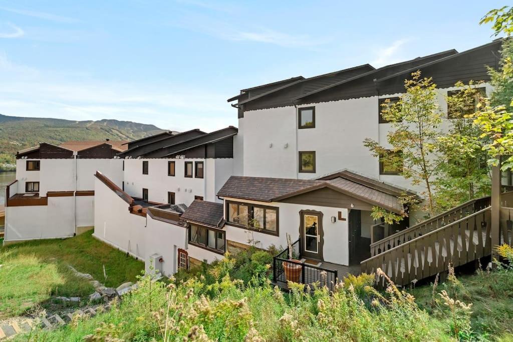 Chic Mt-Tremblant Condo With View On The Lake By Denstays 몽트랑블랑 외부 사진
