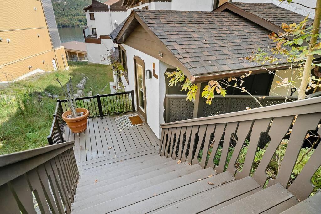 Chic Mt-Tremblant Condo With View On The Lake By Denstays 몽트랑블랑 외부 사진