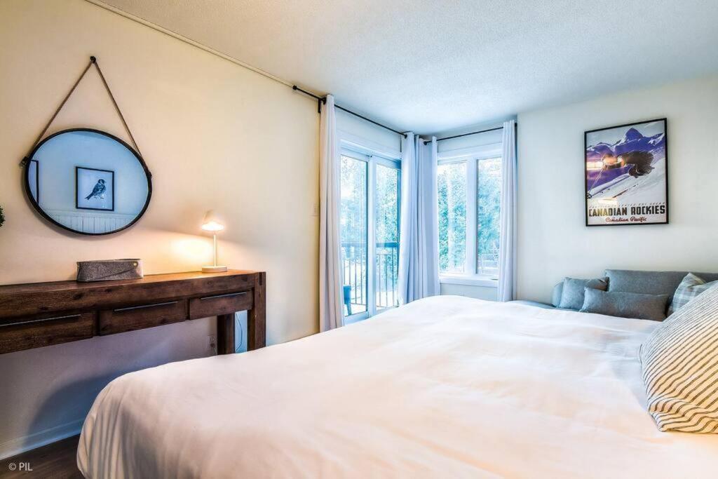Chic Mt-Tremblant Condo With View On The Lake By Denstays 몽트랑블랑 외부 사진