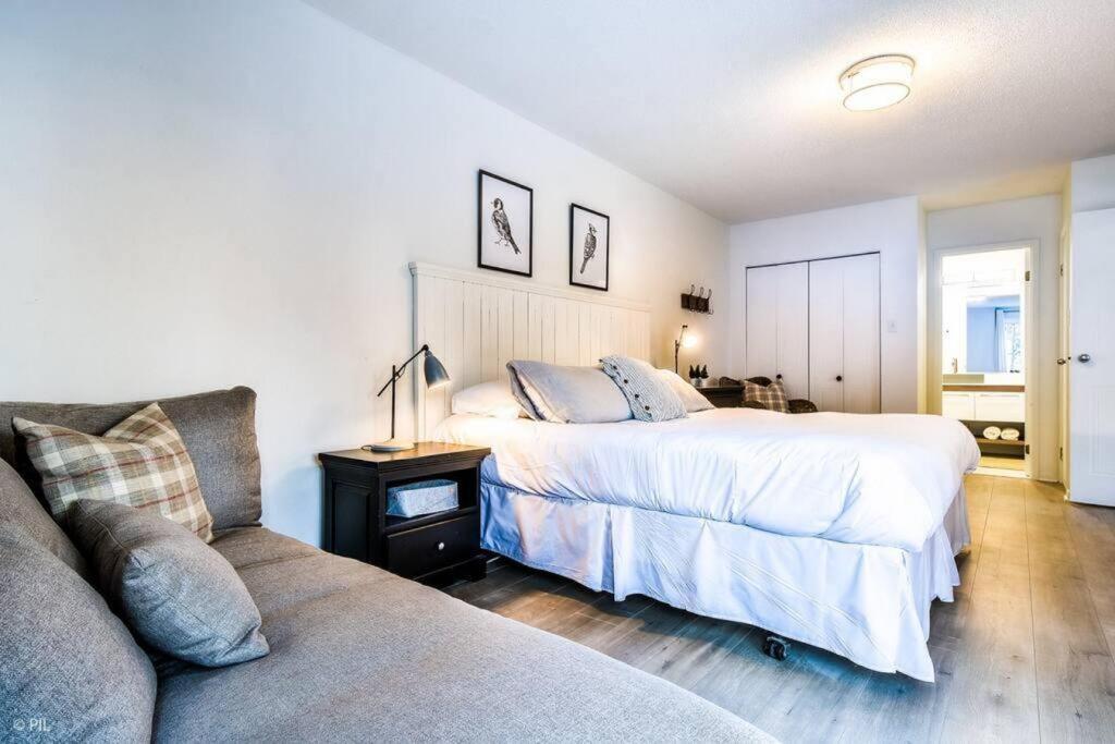 Chic Mt-Tremblant Condo With View On The Lake By Denstays 몽트랑블랑 외부 사진