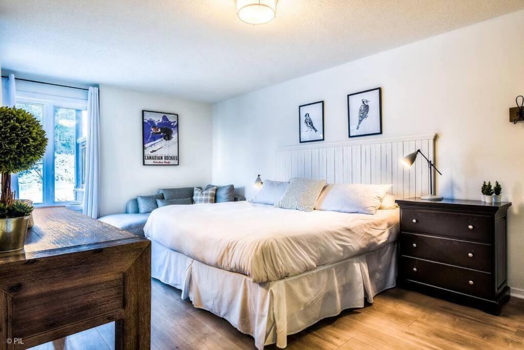 Chic Mt-Tremblant Condo With View On The Lake By Denstays 몽트랑블랑 외부 사진